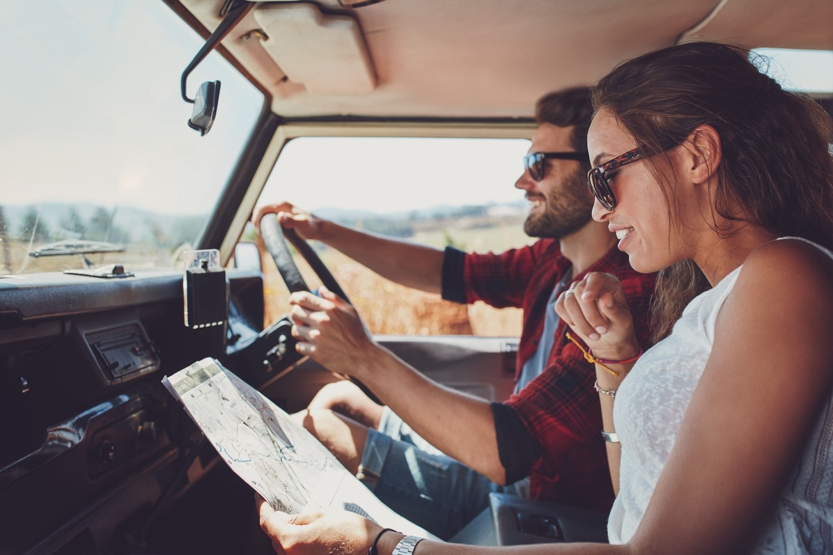 Williarm-Russell-Blog-post-article-safest-countries-in-the-world-for-expats-Young couple using a map on a roadtrip for directions