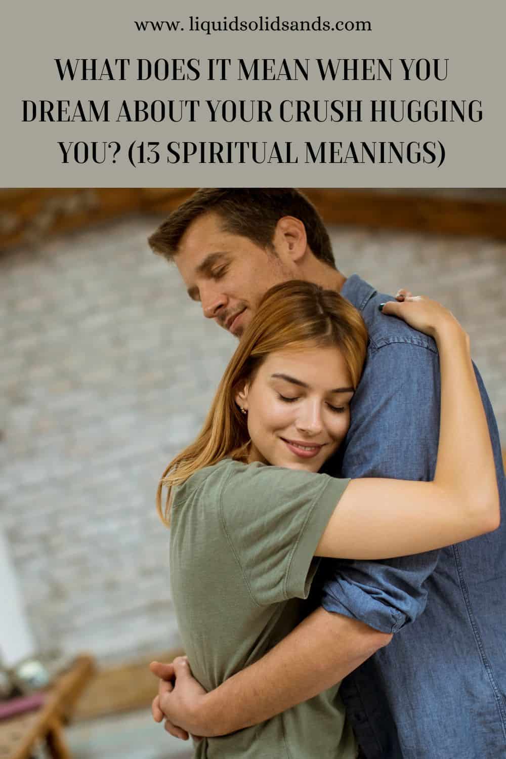  Hvad betyder det, når du drømmer om dit crush, der krammer dig? (13 spirituelle betydninger)