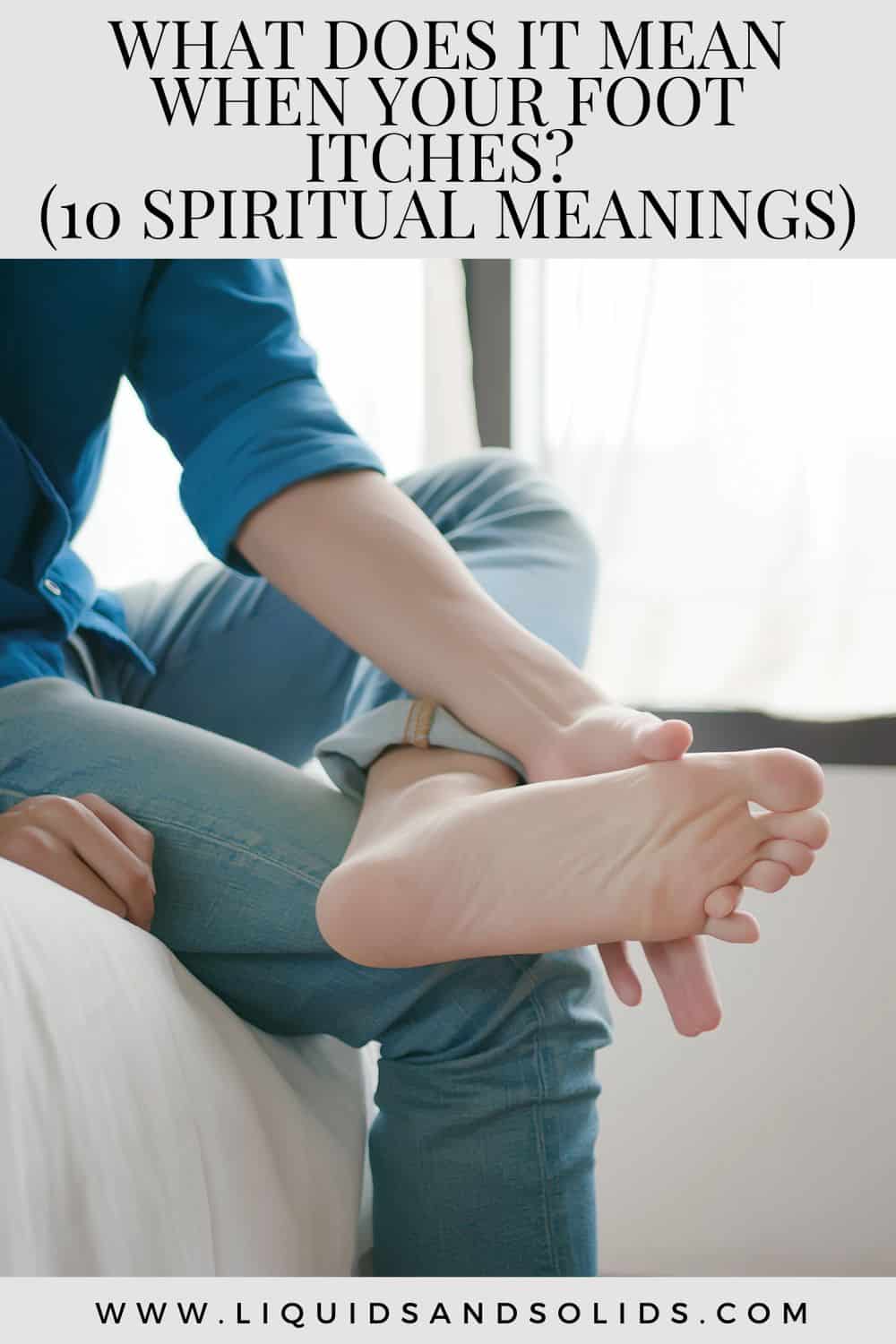  Hvad betyder det, når din fod klør? (10 spirituelle betydninger)