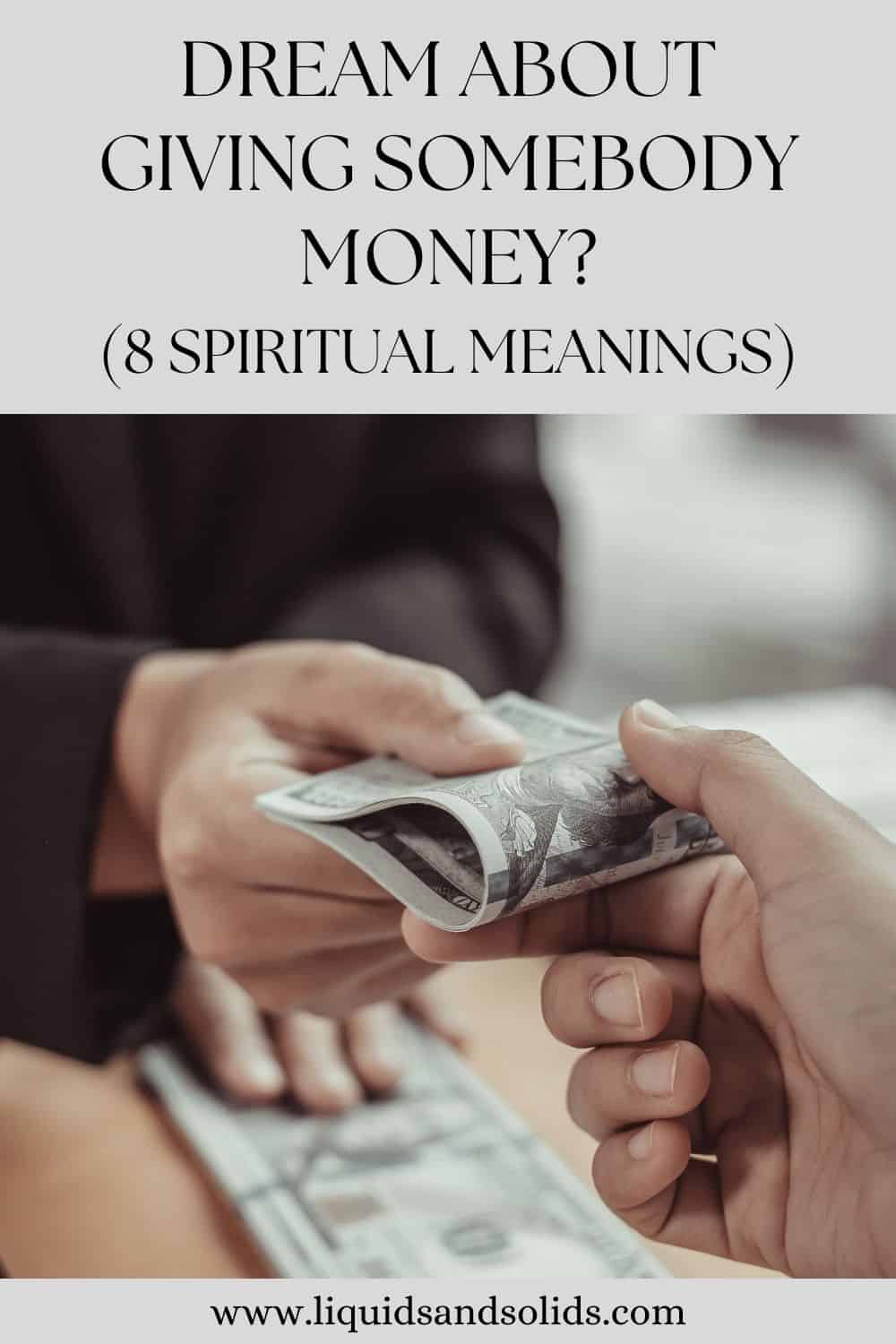  Drøm om at give nogen penge? (8 spirituelle betydninger)