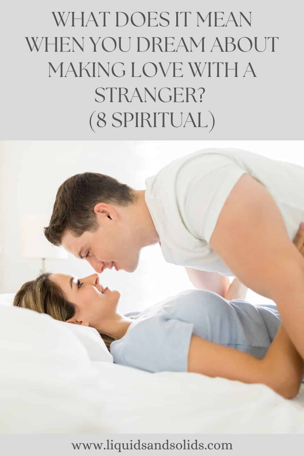  Soñar con facer o amor cun estraño? (8 significados espirituais)