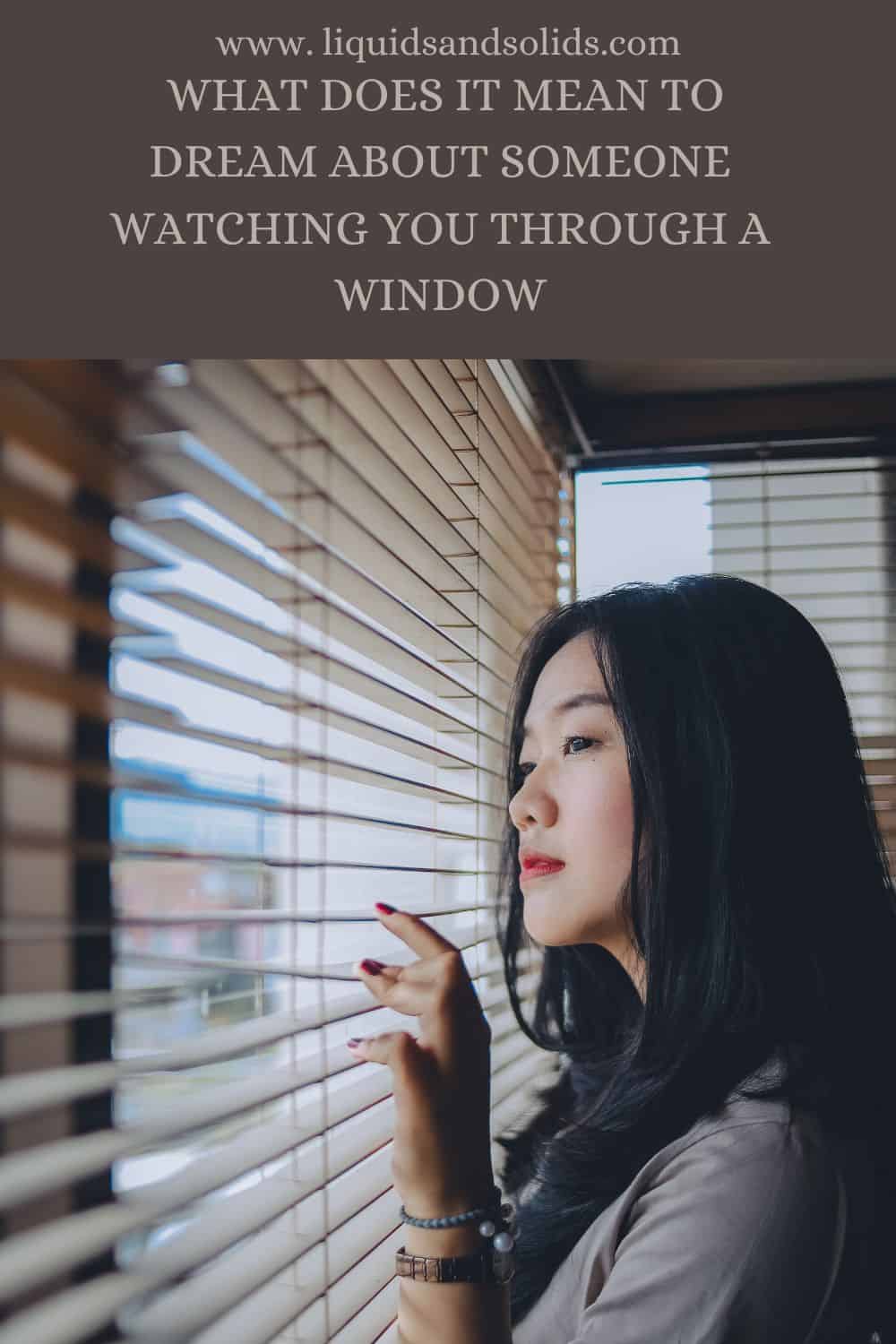  Rêve de quelqu'un qui vous regarde par la fenêtre (11 significations spirituelles)