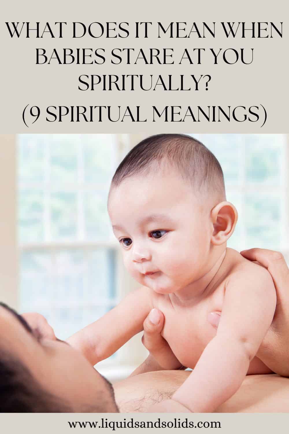  Que signifie le fait que les bébés vous regardent avec insistance sur le plan spirituel (9 significations spirituelles) ?