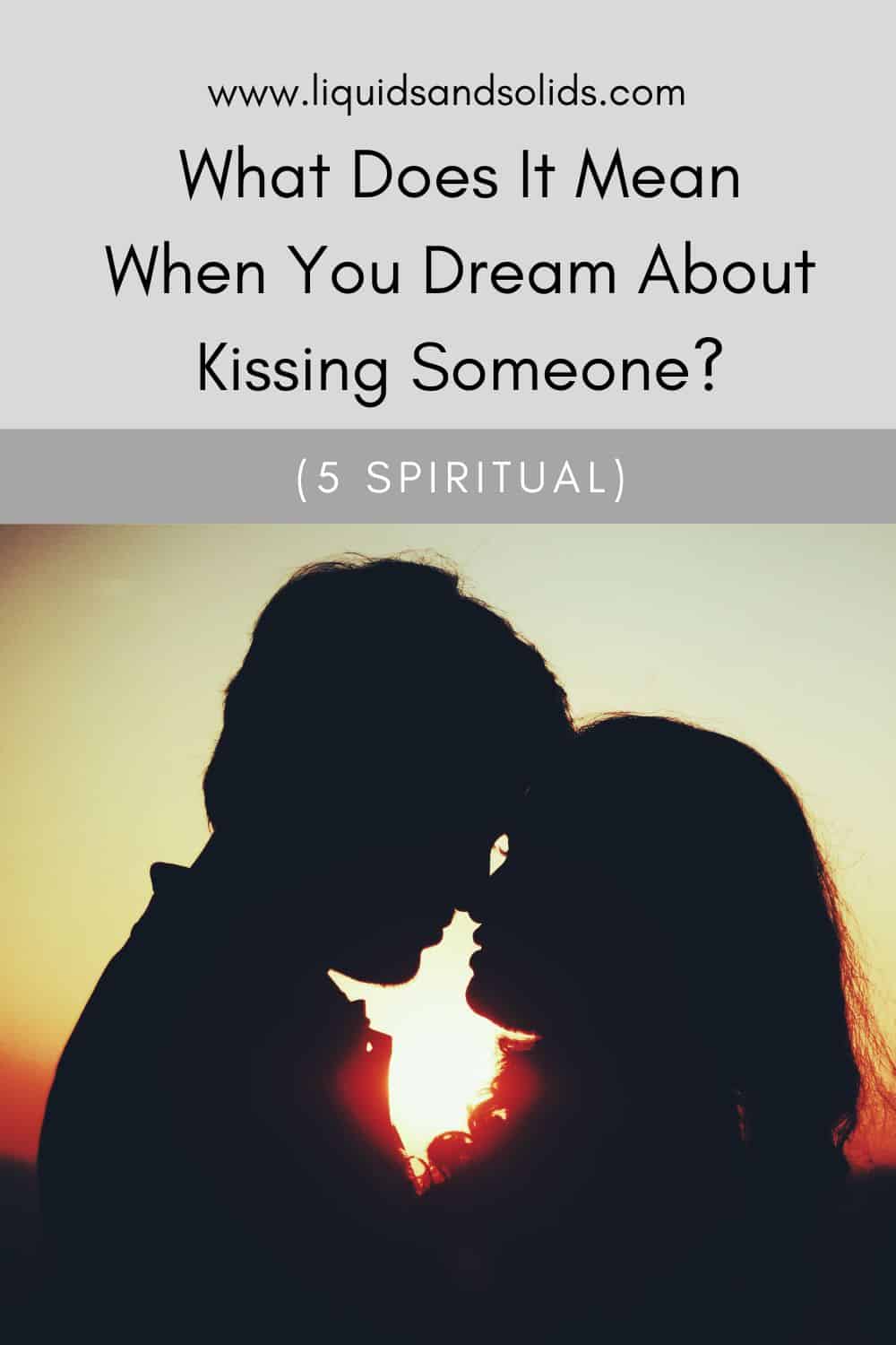  Hvad betyder det, når du drømmer om at kysse nogen? (5 spirituelle betydninger)